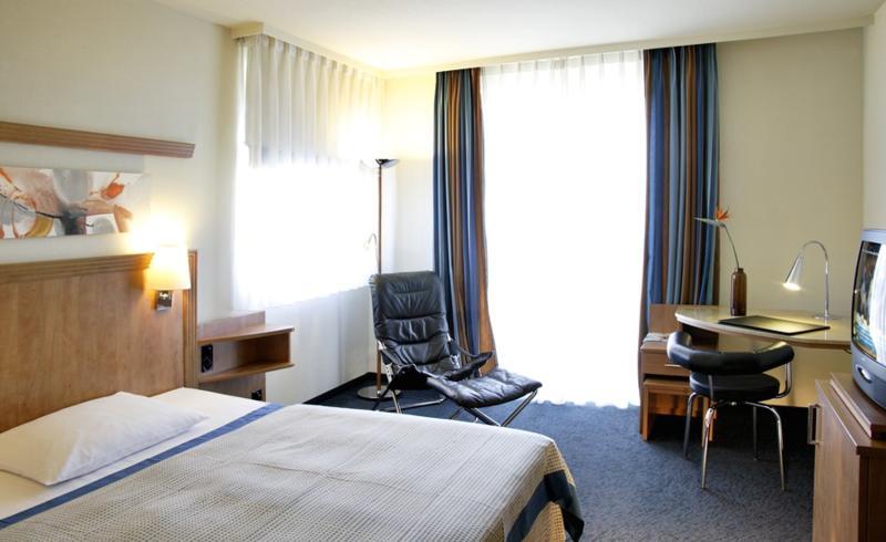 เอ็นเอช ฮัมเบิร์ก ออร์เนอร์ เรนน์บาห์น Hotel ฮัมบูร์ก ภายนอก รูปภาพ